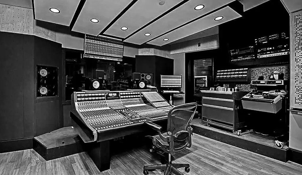 Attending a music production school can provide several benefits for those who are interested in pursuing a career in music production. 